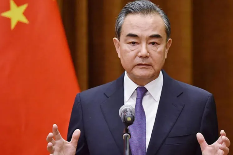وزير الخارجية الصيني يتباحث هاتفيا مع نظيره الروسي
