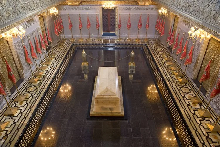 وزير الدفاع الوطني الروماني يزور ضريح محمد الخامس