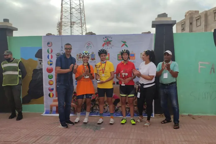 لحاق الصحراء الدولي النسوي 2022 : المغربية رجاء شاكر تفوز بسباق الدراجات على المضمار بطرفاية