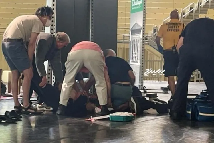 طعن سلمان رشدي : مؤلف رواية آيات شيطانية على جهاز تنفس صناعي بعد تعرضه لإصابات خطيرة