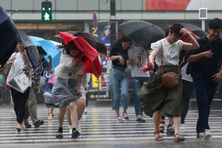 اليابان تحذر مواطنيها من عاصفة استوائية متوقعة الأحد المقبل