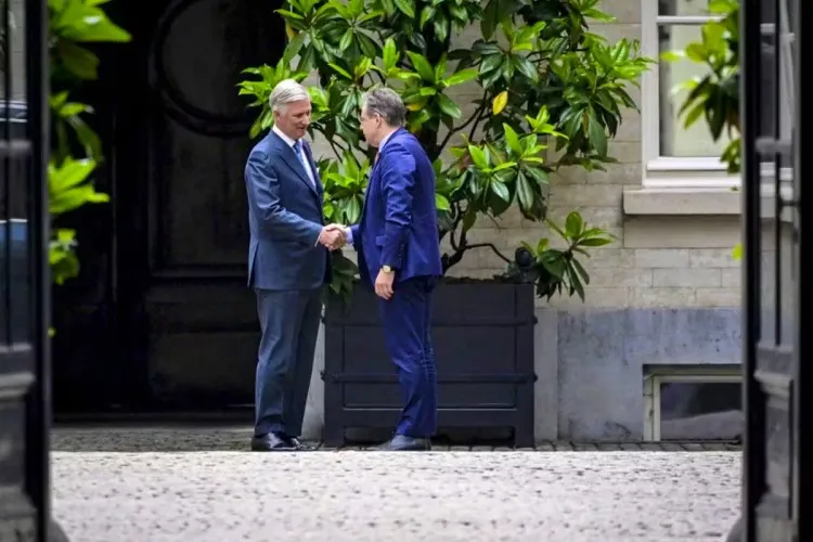 العاهل البلجيكي يكلف الزعيم القومي بارت دي ويفر بتشكيل الحكومة الجديدة