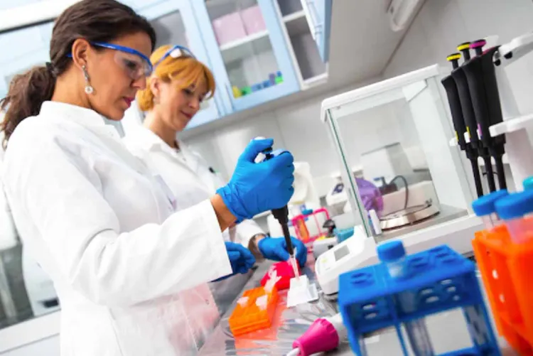 علماء بريطانيون يتوصلون إلى طريقة جديدة لزراعة خلايا جذعية كبدية