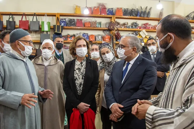 السيدة عمور في زيارة لمجمع الصناعة التقليدية بمراكش