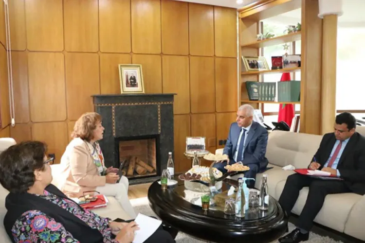 السيدة عواطف حيار تجتمع بالسيد خالد آيت الطالب في لقاء عمل