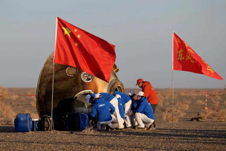 عودة ثلاثة رواد فضاء صينيين إلى الأرض بعد مهمة استغرقت 5 أشهر