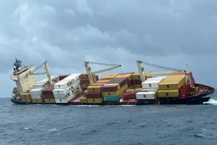 غرق سفينة حاويات قبالة سواحل الهند وانقاذ الطاقم