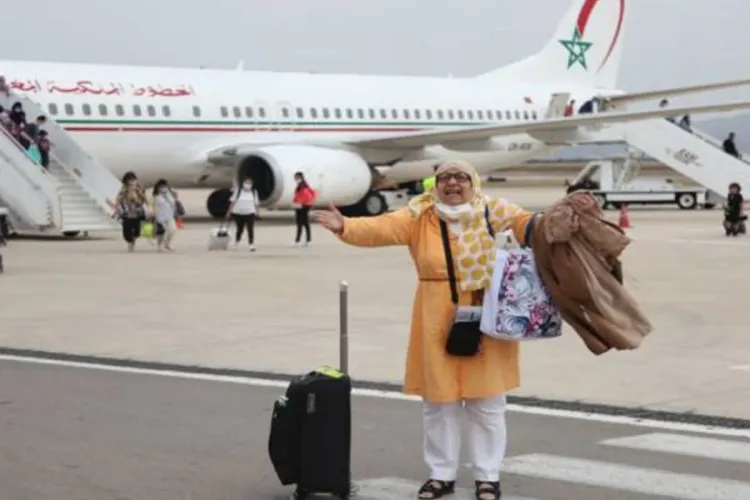 سعادة عارمة لأفراد الجالية المغربية عند وصولهم إلى وطنهم