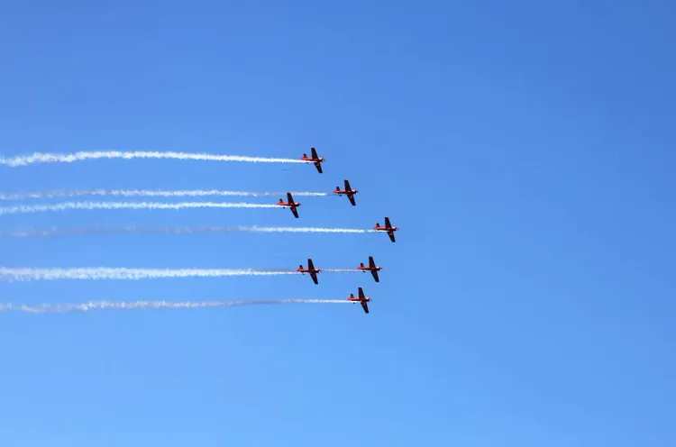 عيد العرش .. فرقة المسيرة الخضراء للطيران الاستعراضي تقدم عرضا جويا مبهرا بسماء المضيق