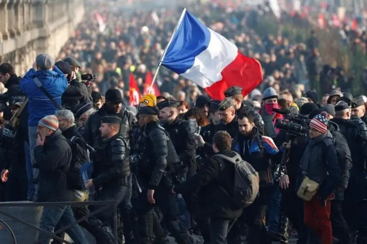 فرنسا:احتجاج الآلاف على توسيع الشهادة الصحية