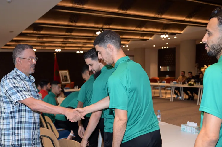 السيد لقجع يستقبل لاعبي وأعضاء المنتخب المغربي داخل القاعة المشارك في كأس العالم أوزبكستان 2024