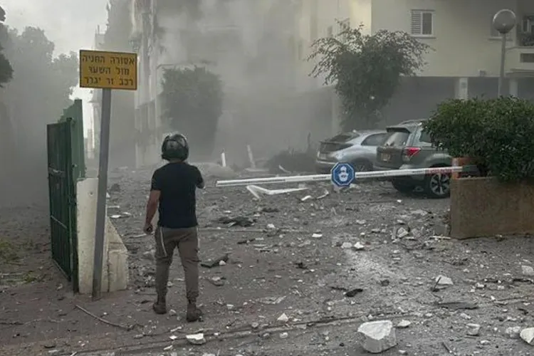 سقوط صاروخ وسط إسرائيل يخلف مقتل شخص واحد وجرح أربعة آخرين