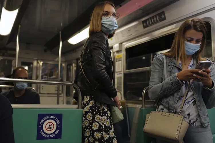 فرنسا ترفع إلزامية وضع الكمامة في وسائل النقل العمومي اعتبارا من الإثنين المقبل
