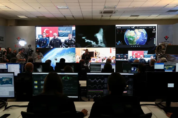 تركيا تطلق أول قمر صناعي محلي الصنع إلى الفضاء