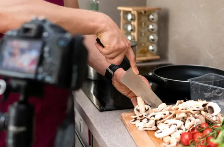 قنوات الطبخ على منصات التواصل الإجتماعي.. وصفات متنوعة تثري موائد الإفطار وتبرز تفرد المطبخ المغربي