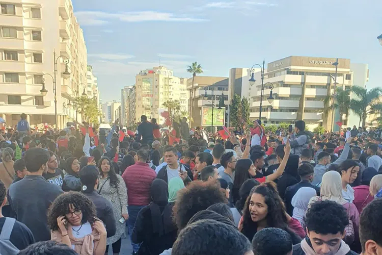 مختلف مدن شمال المغرب تتزين باللونين الأحمر والأخضر احتفالا بانتصار المنتخب الوطني بالمونديال