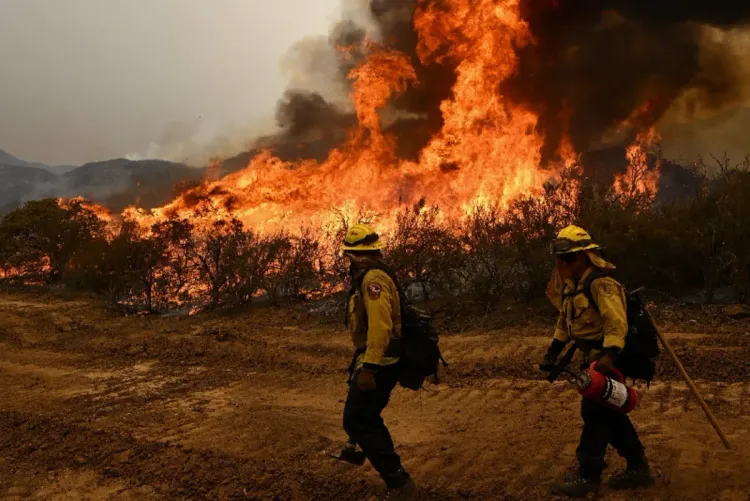 إجلاء 17 ألف شخص في وسط كندا جراء حرائق غابات