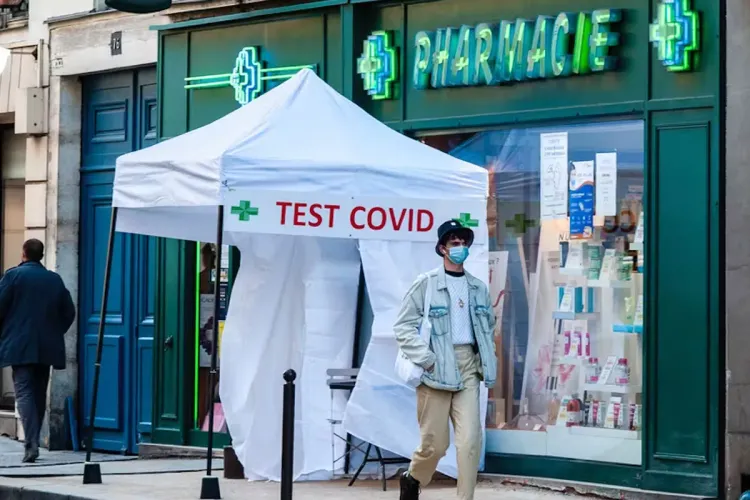 فرنسا تسجل أول حالة لمتحور كوفيد المعروف بإسم بيرولا