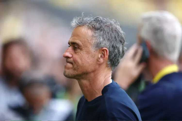 لويس إنريكي مدرب باريس سان جرمان يتعرض لكسر في الترقوة إثر حادث دراجة هوائية