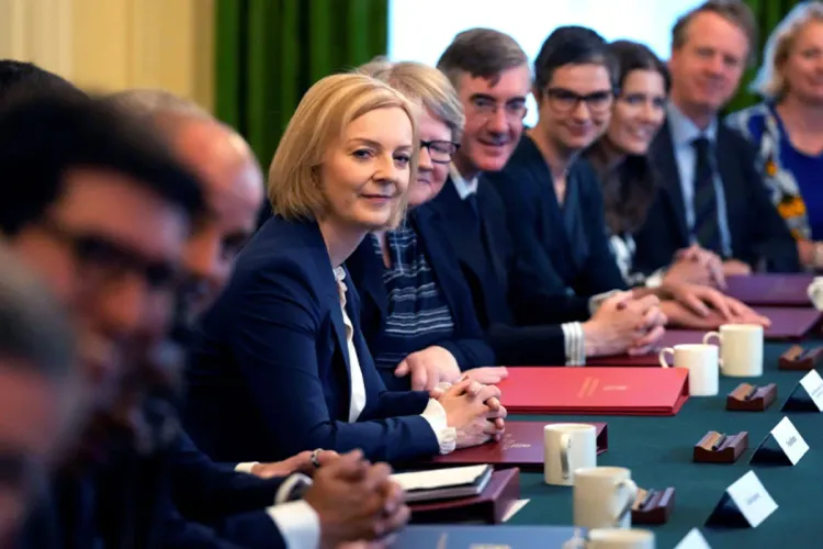 رئيسة الوزراء البريطانية تعلن تجميد أسعار الطاقة لمدة عامين