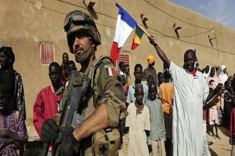 مالي تعلق إصدار تأشيرات المواطنين الفرنسيين