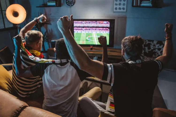التفاعل مع المنافسات الرياضية عبر التلفزيون قد يساعد في حرق السعرات الحرارية (دراسة)