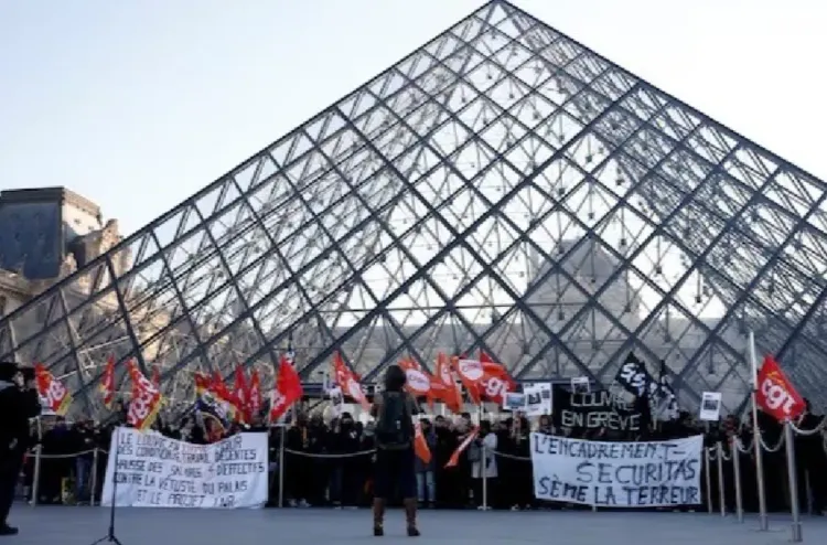 متحف اللوفر يفتح أبوابه جزئيا رغم تصويت موظفيه على تمديد الإضراب
