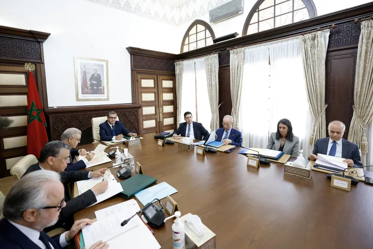 الحكومة تصادق على مشروع مرسوم بسن تدابير خاصة تتعلق بالتسويق المباشر للفواكه والخضروات المنتجة في إطار التجميع الفلاحي