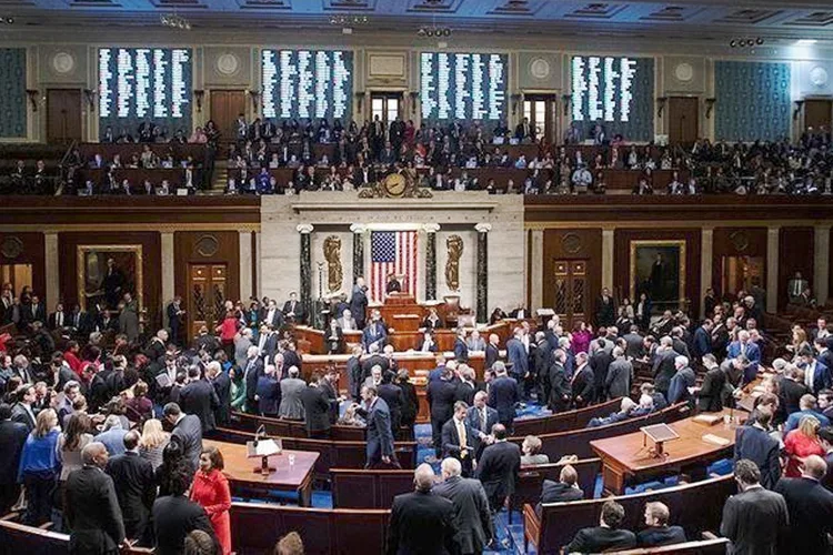 انتخابات التجديد النصفي 2022 : الحزب الديمقراطي يفوز في أريزونا ويحتاج لمقعد واحد فقط للاحتفاظ بالأغلبية