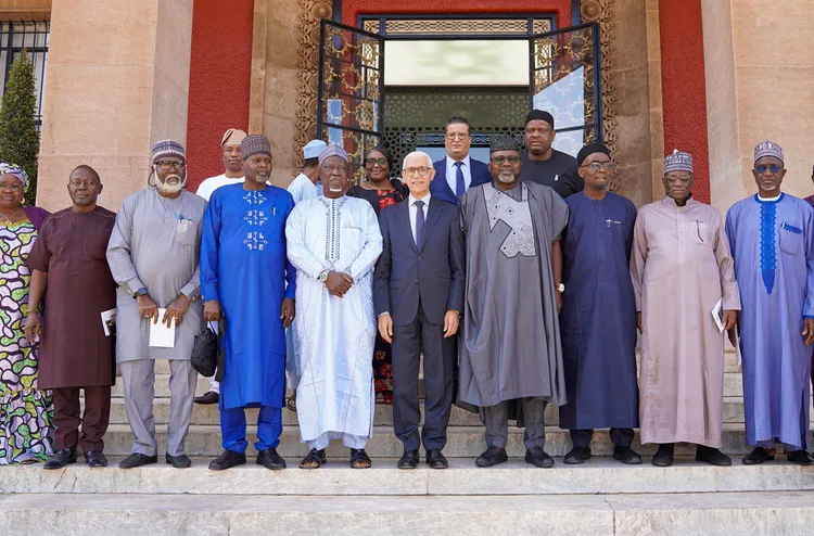 رئيس مجلس النواب يتباحث مع وفد من لجنة الخدمات بالجمعية الوطنية لنيجيريا