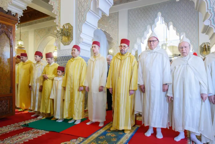 أمير المؤمنين يؤدي صلاة عيد الفطر بمسجد أهل فاس بالرباط ويتقبل التهاني بهذه المناسبة السعيدة