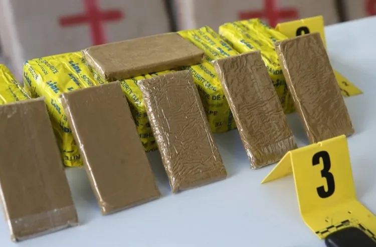 مولاي بوسلهام.. إحباط محاولة لتهريب خمسة أطنان و758 كيلوغراما من مخدر الشيرا وتوقيف شخصين