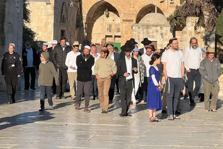 مستوطنون يقتحمون باحات المسجد الأقصى من جهة باب المغاربة