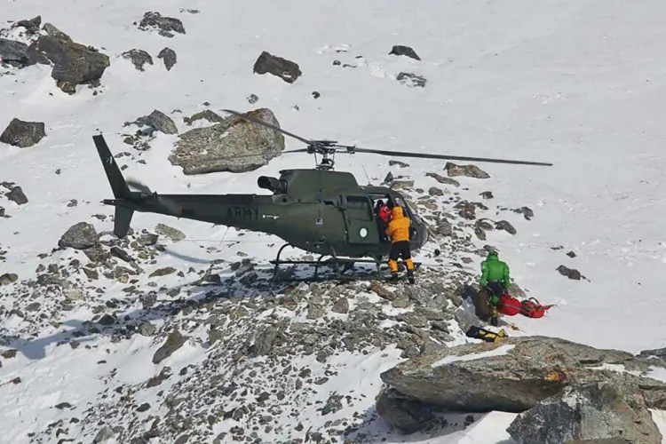 مصرع متسلق شارك في عملية إنقاذ في إحدى أعلى قمم العالم