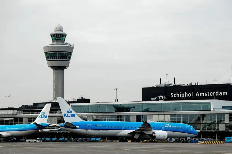 هولندا: مطار أمستردام يعتزم حظر الرحلات الليلية والطائرات الخاصة