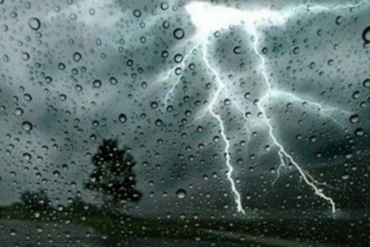 نشرة إنذارية : زخات رعدية قوية مصحوبة بالبرَد بعدد من مناطق المملكة