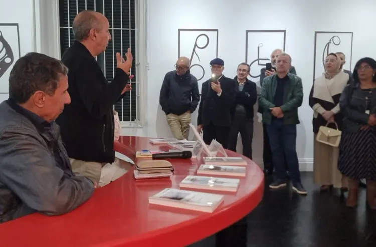 معرض "الزهد والفن" بطنجة.. إبداع تشكيلي فريد يربط بين الإيمان والفن عبر الحروف واستدلالاتها