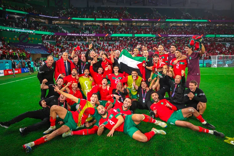 أسود الأطلس تهدي تأهلها لدور ربع نهائي كأس العالم لجلالة الملك وللشعب المغربي