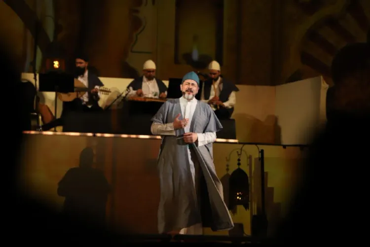ثلاثة أسئلة لميتحات أوزتشاكيل، قائد، درويش راقص ومغن بمجموعة الطقوس الصوفية بإسطنبول