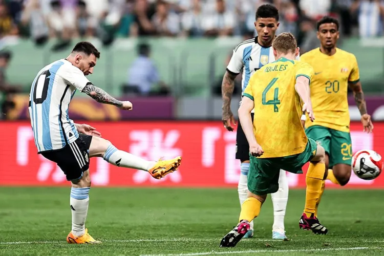 ميسي يمتع ويسجل في فوز الأرجنتين على أستراليا