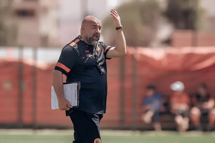 نادي نهضة بركان ينفصل عن مدربه عبد الحق بنشيخة