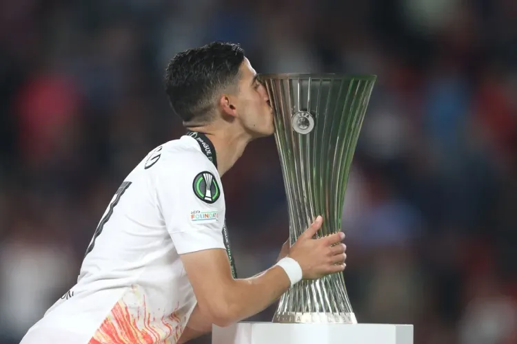 نايف أكرد ضمن التشكيلة المثالية لدوري المؤتمر الأوروبي