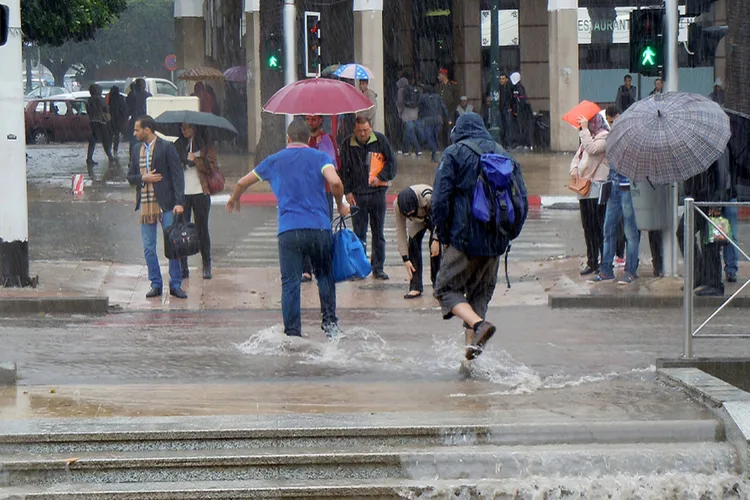 نشرة إنذارية: تساقطات مطرية قوية جدا و هبات رياح قوية مرتقبة من السبت إلى الأحد بعدد من مناطق المملكة