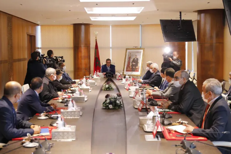 الحالة الوبائية بالمغرب.. موضوع اجتماع أخنوش و ممثلي النقابات