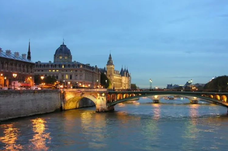 إلغاء اختبارات السباحة المؤهلة للألعاب الأولمبية في نهر السين بسبب تلوثه