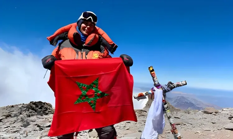 نوال صفنضلة.. متسلقة جبال مغربية تجمع بين التحدي الرياضي والعمل الإنساني في "لحاق الصحراوية 2025"
