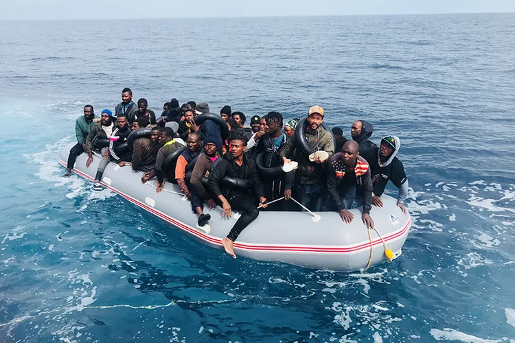 خفر السواحل يعلن تقديمه المساعدة لـ 105 مرشحاً للهجرة غير الشرعية