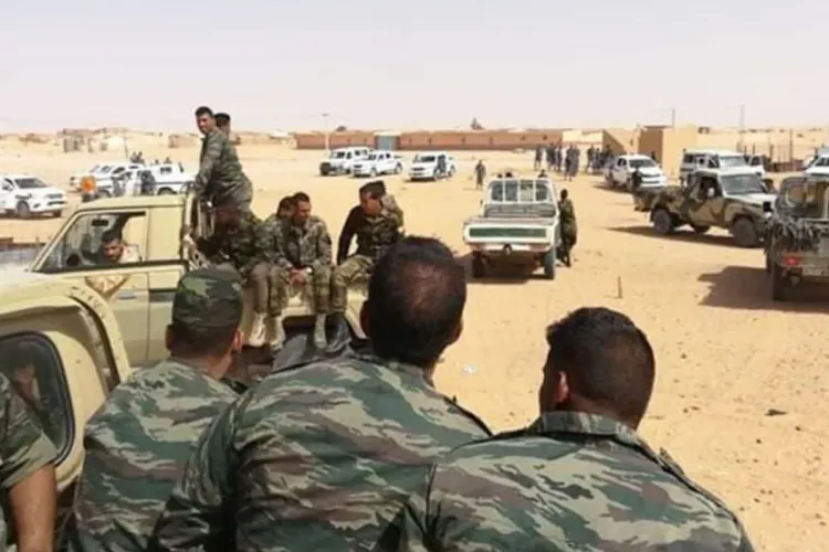 مخيمات تندوف.. شباب يهاجمون مقر مايعرف بالدرك بسبب تصرفات المسلحين العنيفة