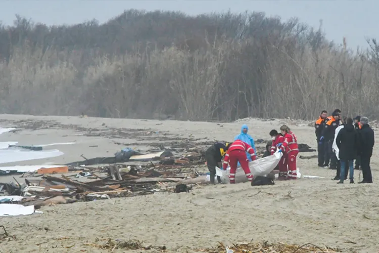 انتشال 28 جثة بينها رضيع في غرق مركبهم قبالة سواحل كالابريا الإيطالية