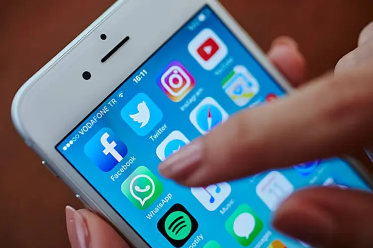 واتساب تضيف ميزة الرسائل الصوتية واستطلاعات الرأي وزيادة عدد المشرفين في القنوات